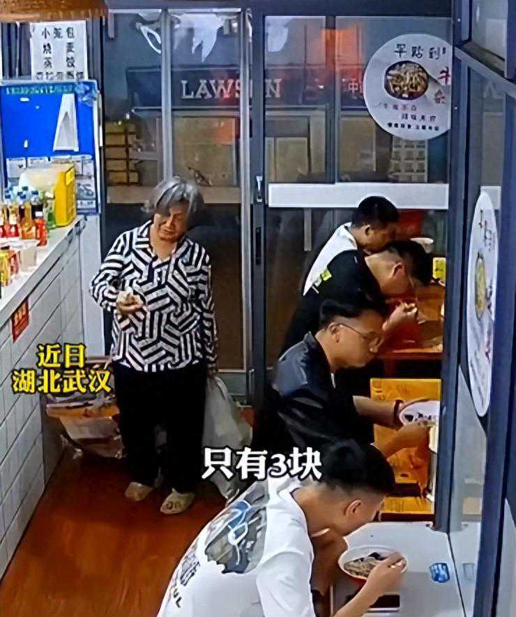 拾荒老人拖垃圾进店，拿3元吃面没人理，顾客一个举动让老板脸红