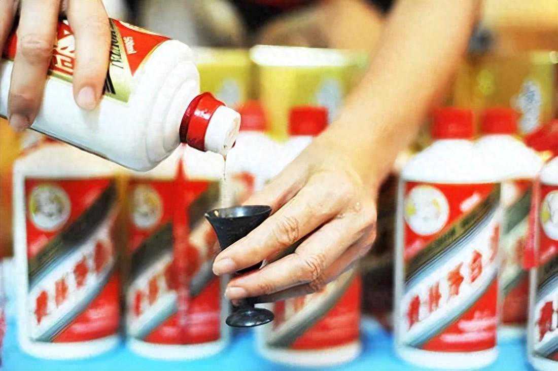 茅台价格下跌，回归饮用属性减少社会库存是正解