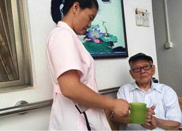 中国12万退休干部海外养老，还能继续拿养老金，国家安全面临挑战