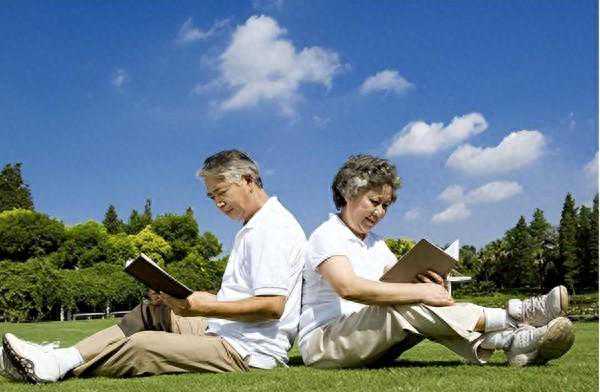 老人身上有一股怪味？建议55岁后，远离3个习惯，老了或没味