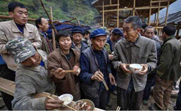 社会真相是工人农民无法摆脱贫困，他们要吃二遍苦，受二茬罪