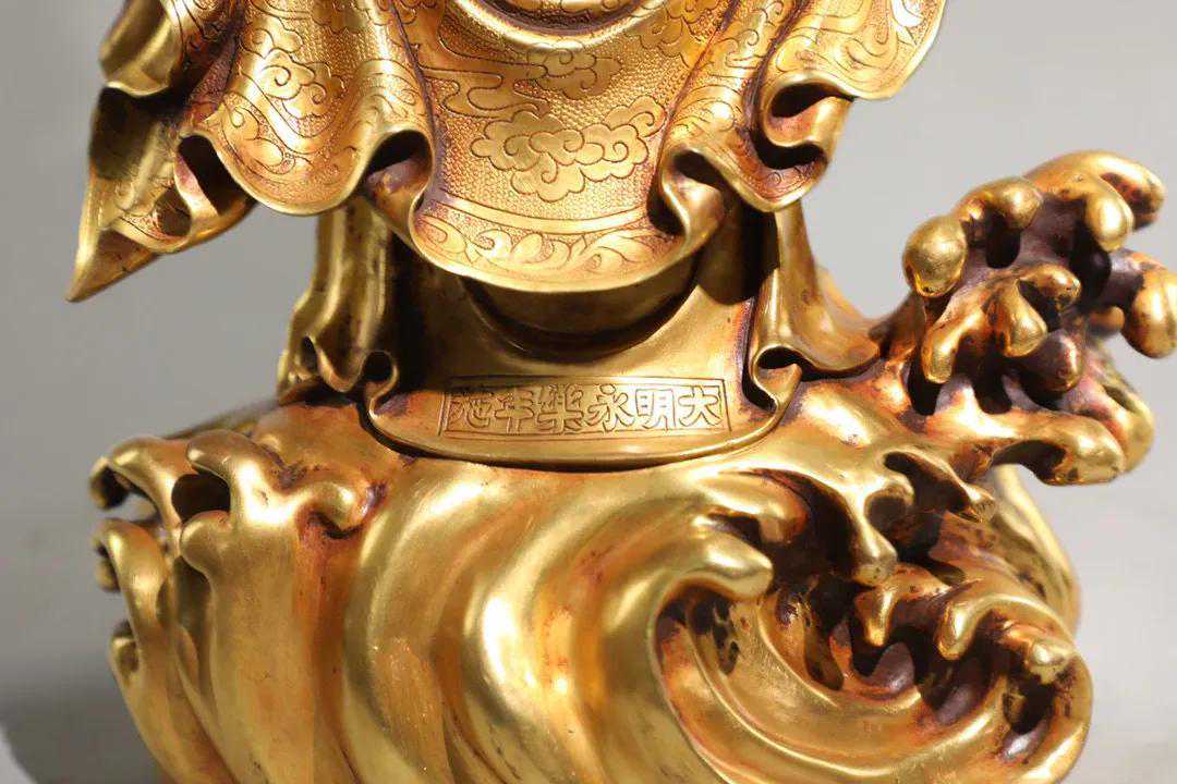 明 精铸铜胎鎏金圣水观音立像