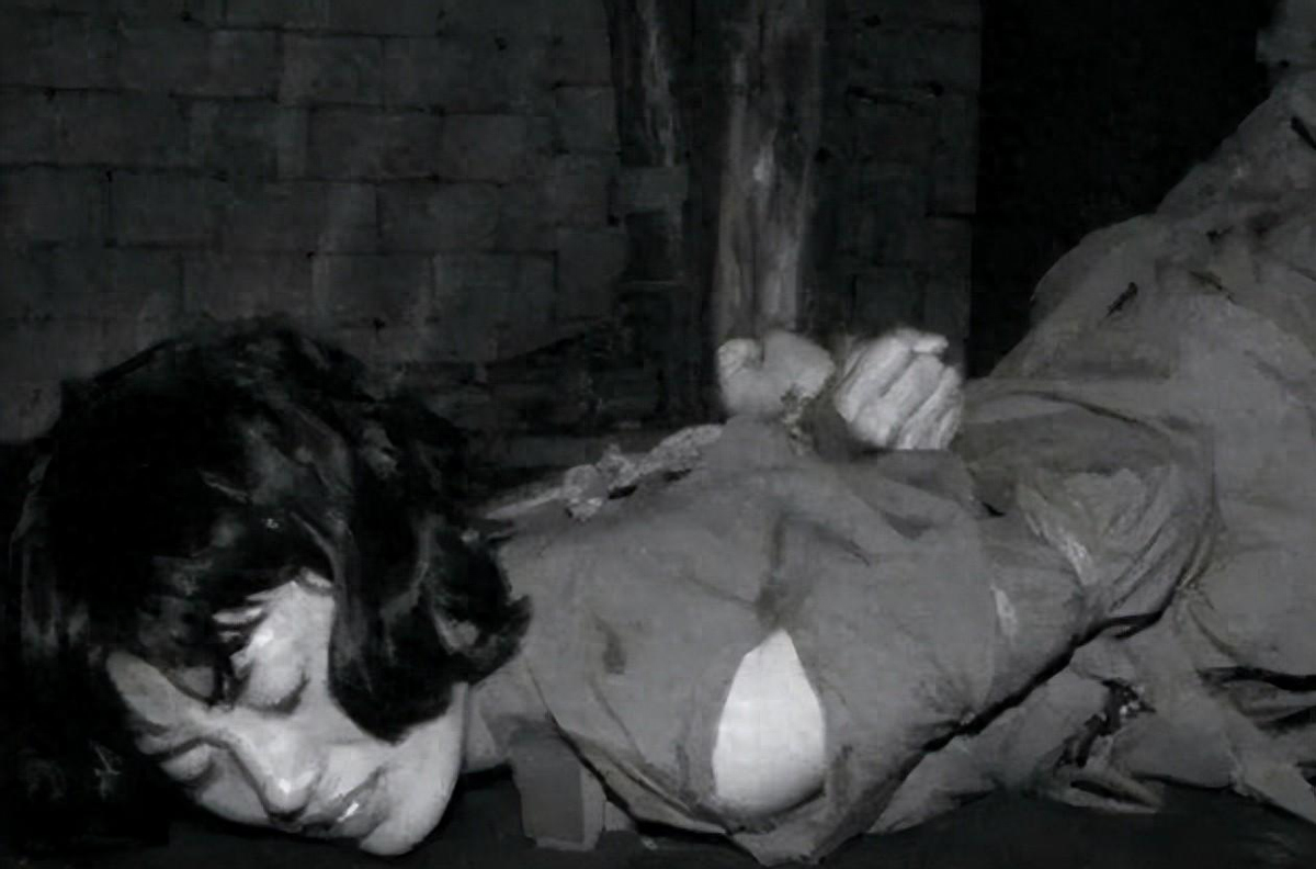 日军暴行照片，女子脱衣服让日本人拍摄被侮辱致死，惨死野外2