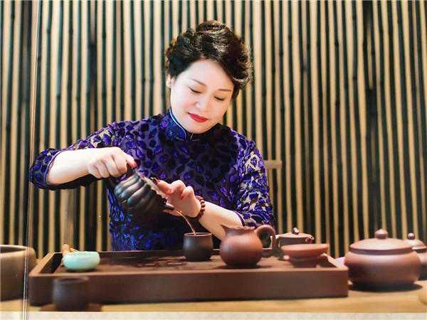 唐门紫砂：蜂菊壶海外获奖  和平壶海外回归