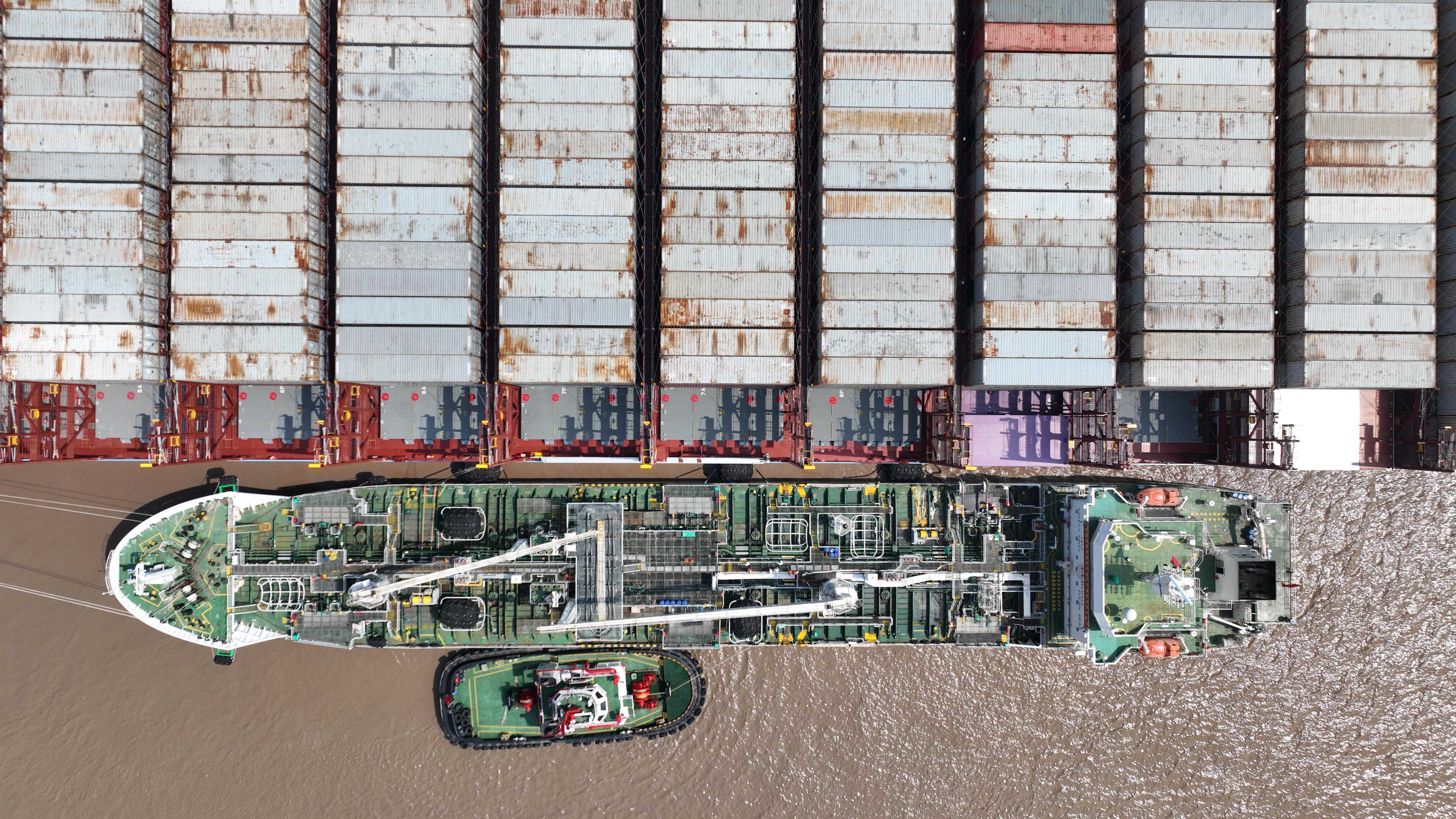 国内首单船对船加注保税绿色甲醇燃料作业在上海港落地