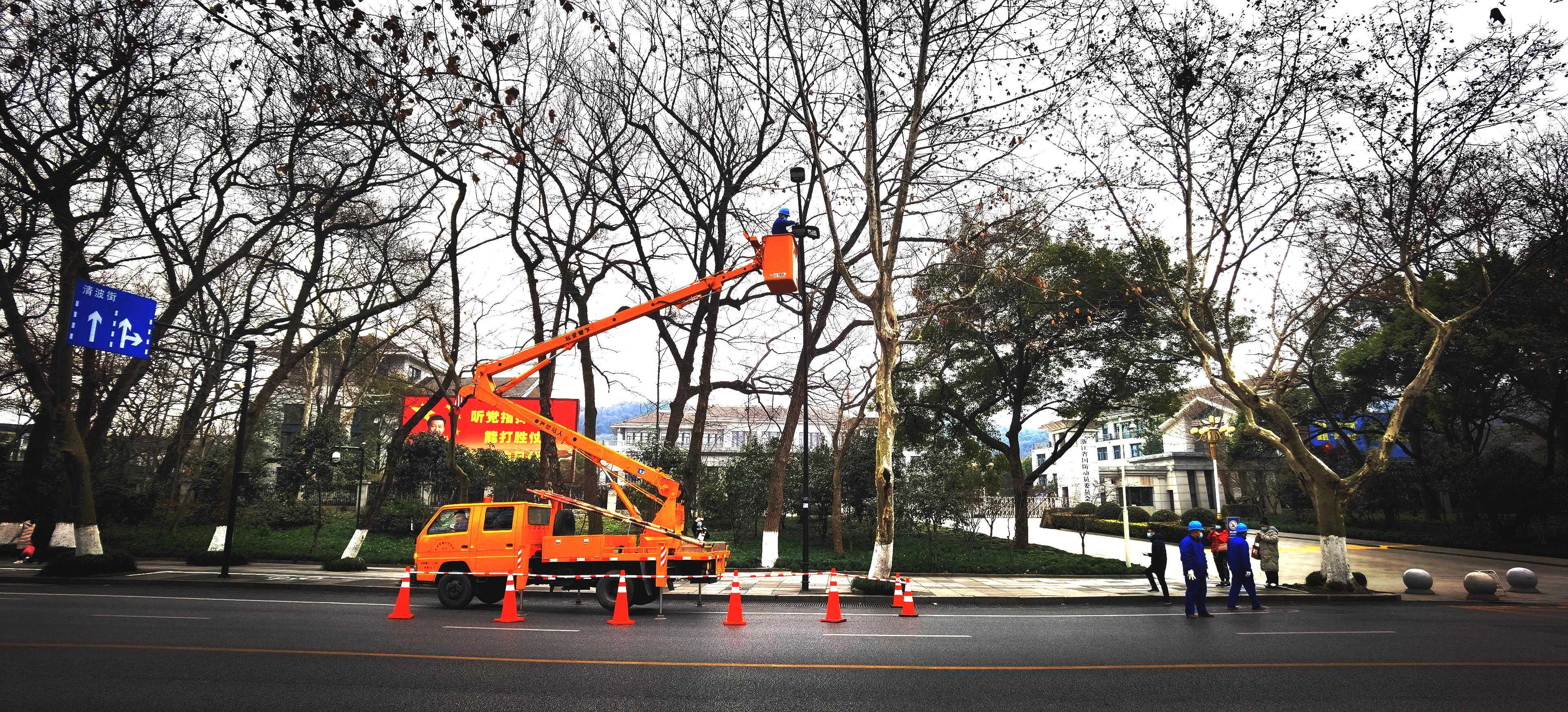 西湖边11372盏路灯，他守护了35个春节