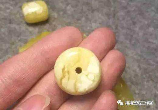 小方法简单实用，立辨蜜蜡合成还是天然