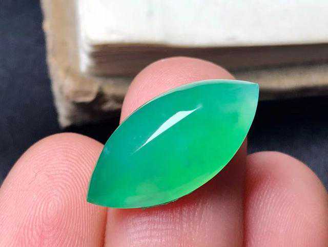 翡翠行话起胶、起冰、起钢光、起荧光，什么意思呢