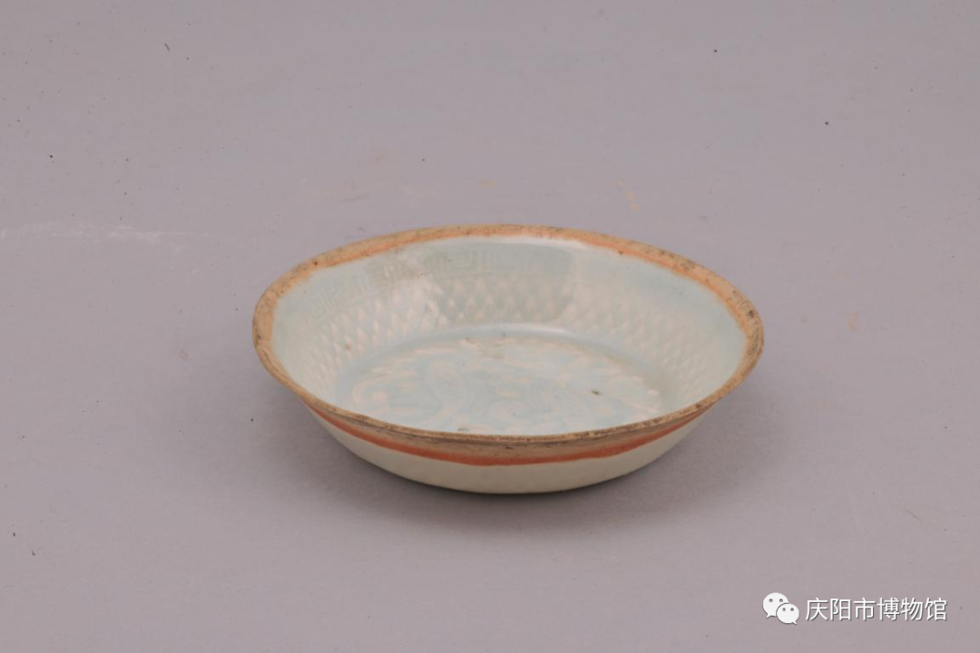 庆阳市博物馆精美文物鉴赏丨宋代淡蓝釉双鱼莲花纹瓷碟