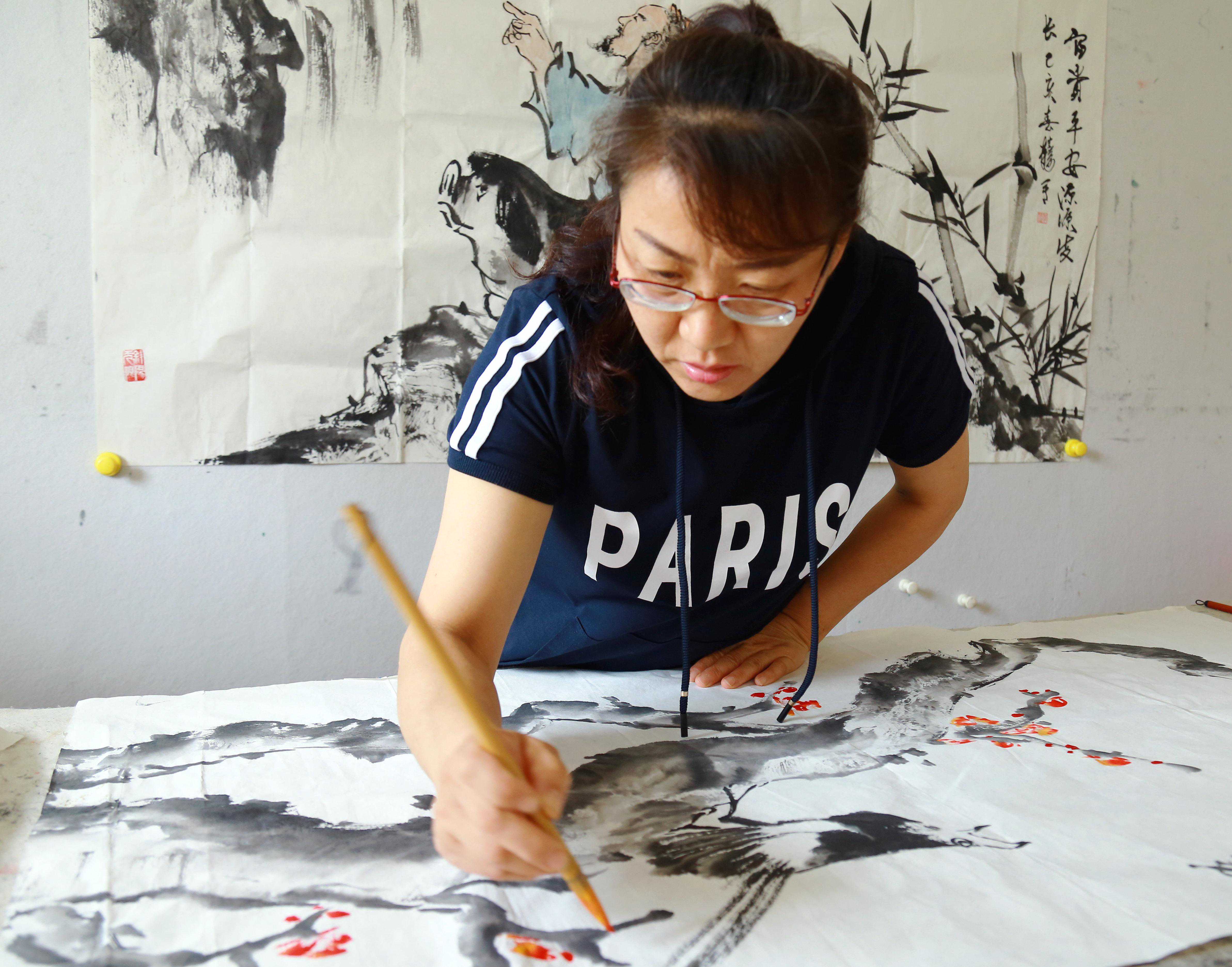 一剪寒梅傲风霜：写意水墨梅花女画家李岩梅