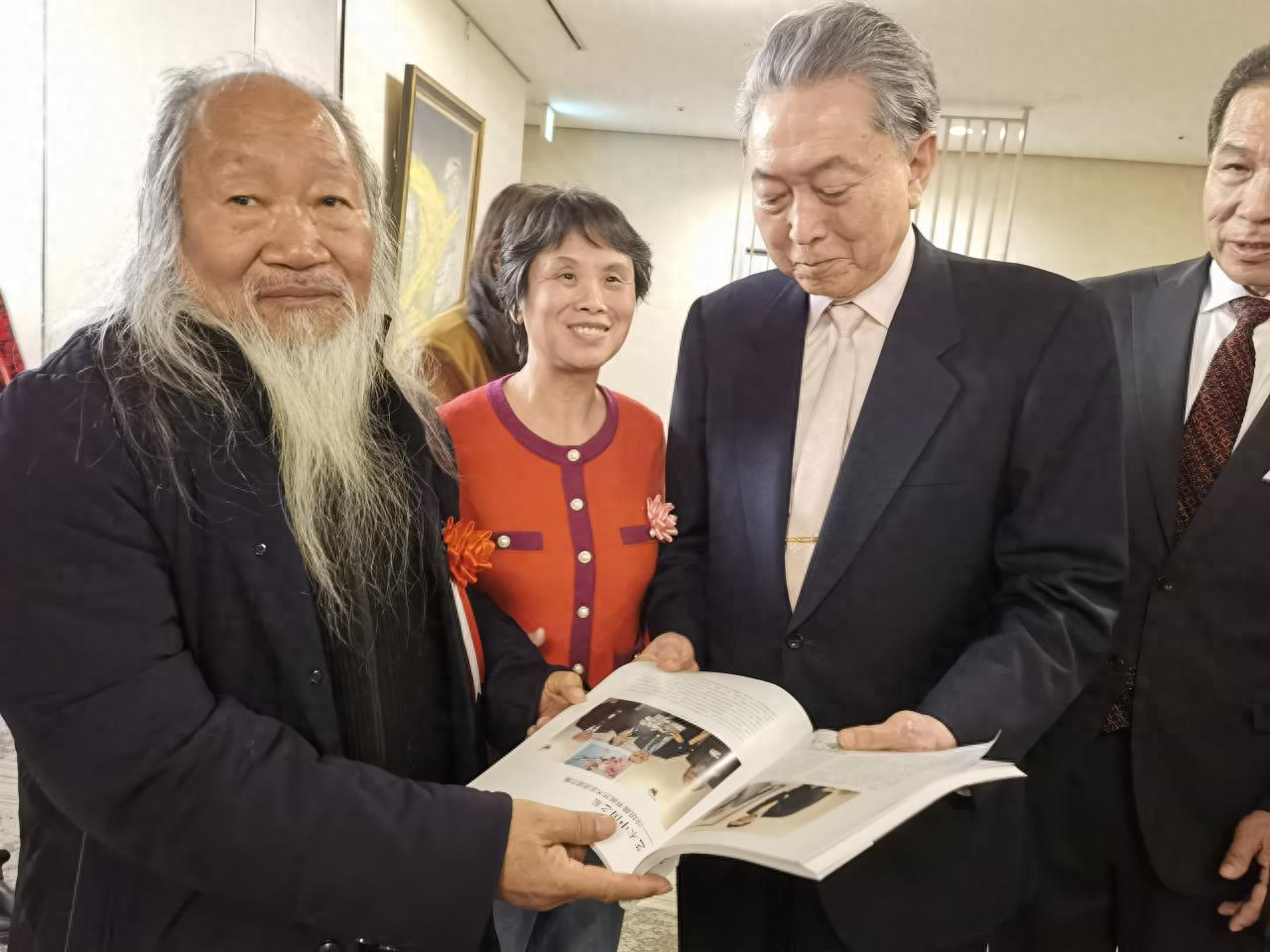 徐培晨携佳作访日 日本前首相盛赞大师猴画