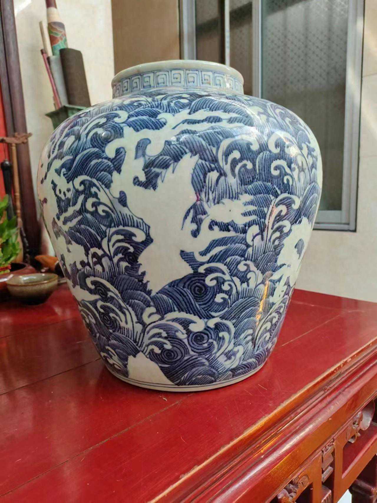 大明宣德青花海水留白龙凤纹大罐