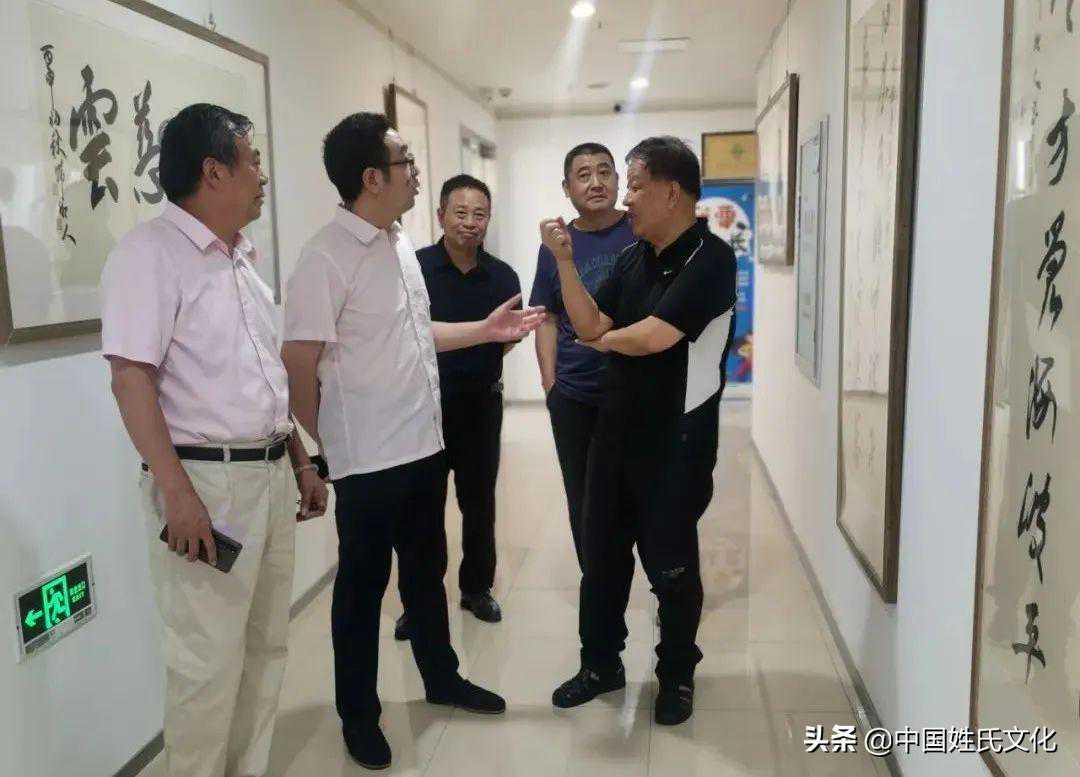 张训彩等一行参观韩湘人书法展