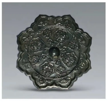 西安高校为毕业生定制专属唐镜，古韵与创新完美结合