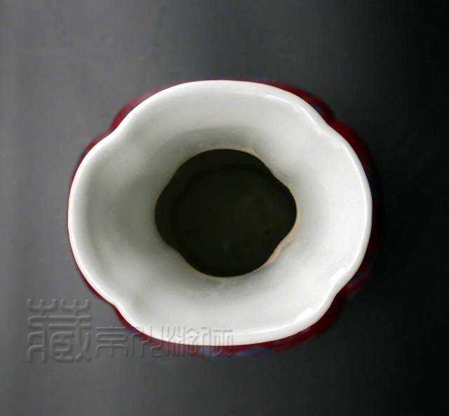 罕见的《成化红地蓝彩阴刻龙凤纹瓜楞瓶》珍赏