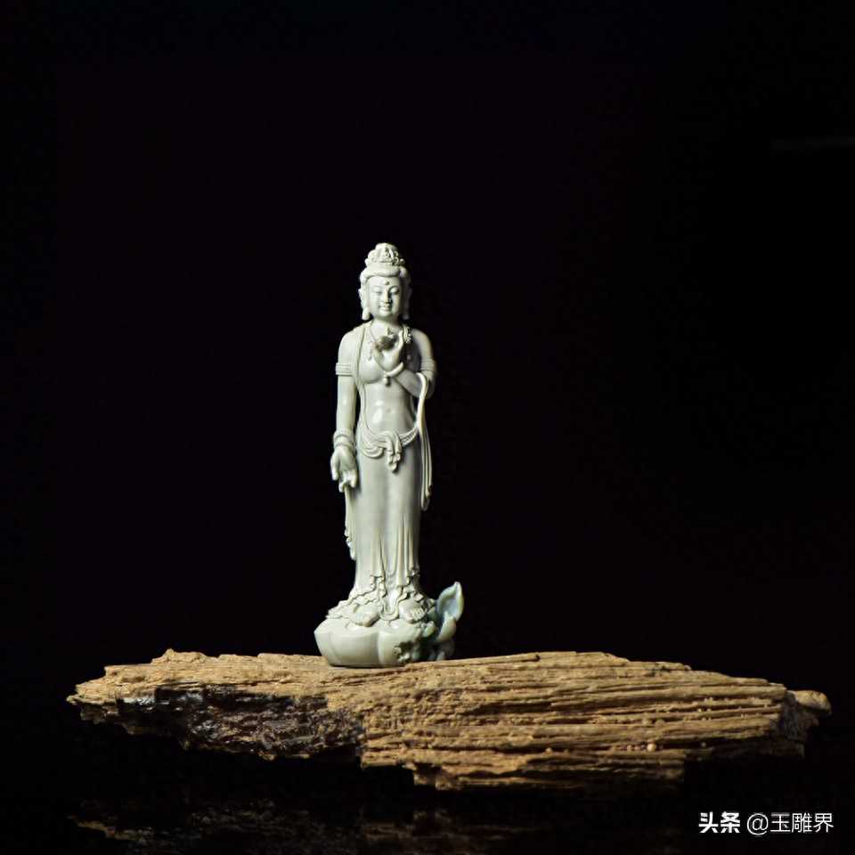 玉质白如瓷器，玉雕师雕刻阿拉善观音，端庄祥和