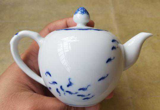 小雅青花，阮定荣是个狡猾的文人，老实的匠人