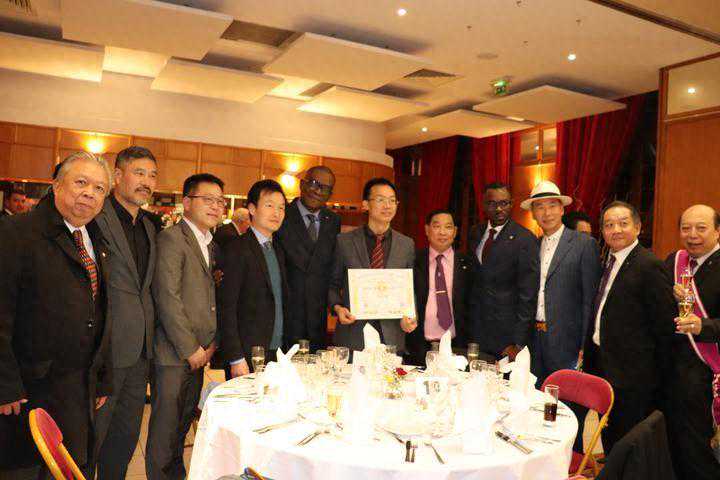 喜事 陶瓷艺术家操驰喜获全球公益联盟金质勋章