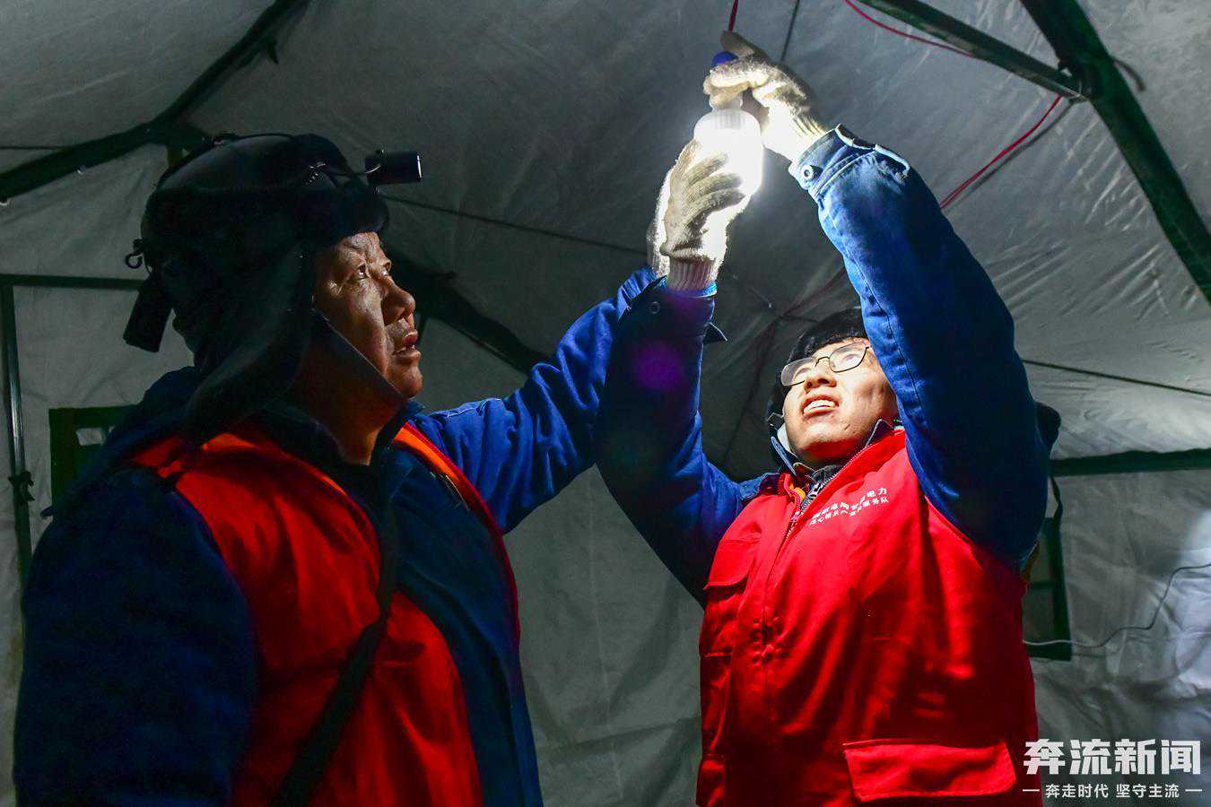 【奔流·第一线】帐篷里的灯亮了