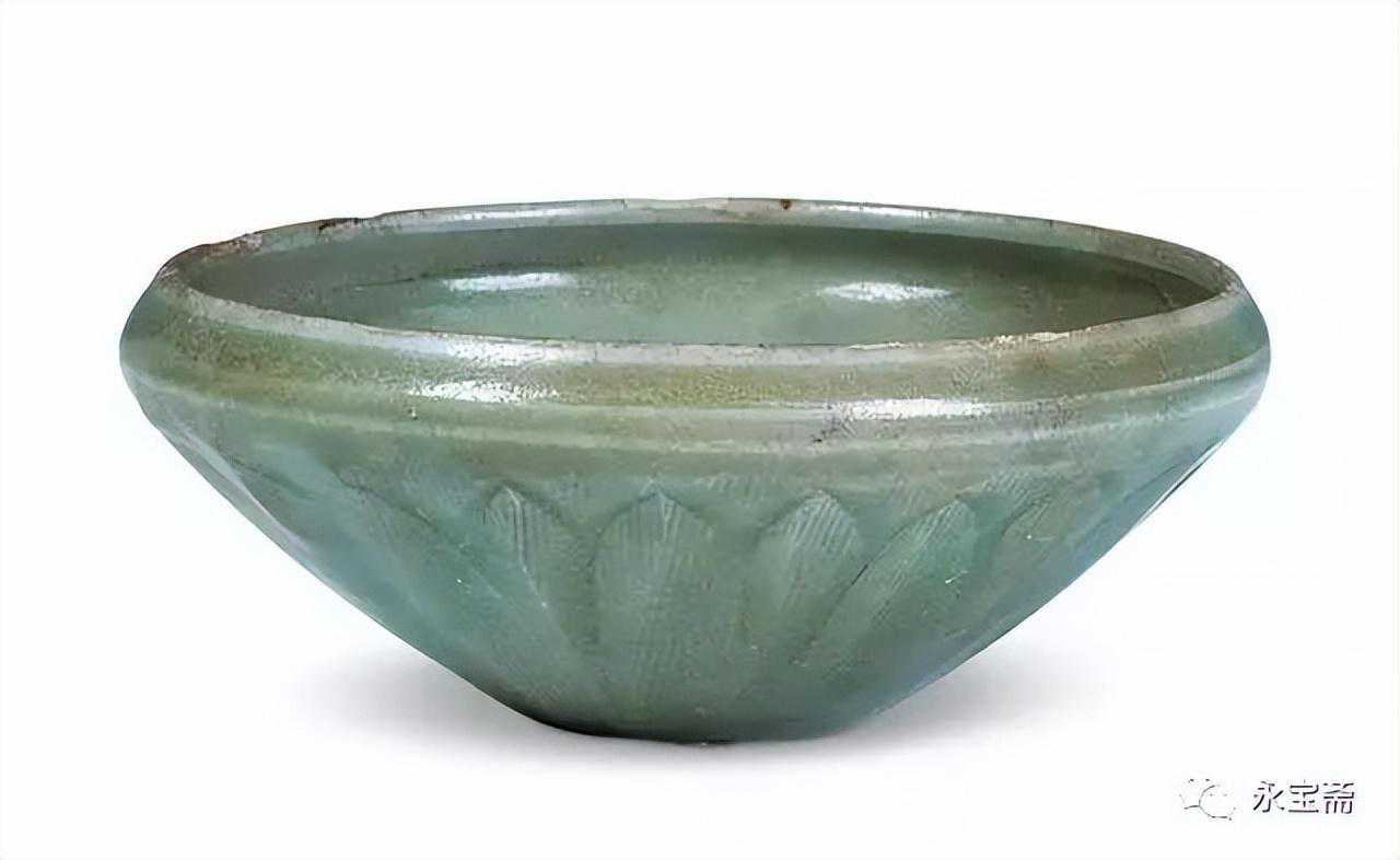 元龙泉窑青釉刻莲瓣纹敛口钵