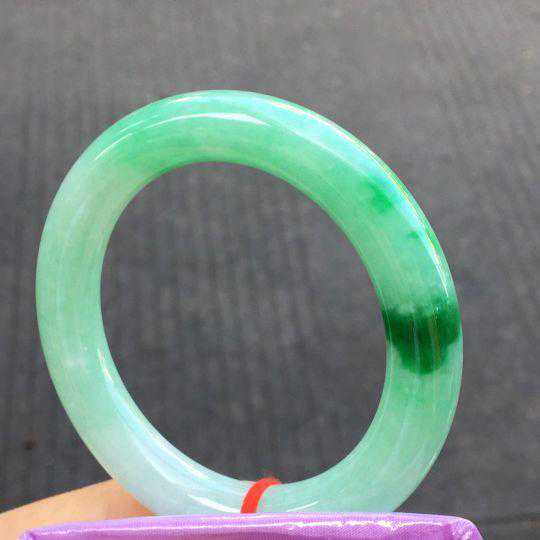 翡翠中的“白底青”