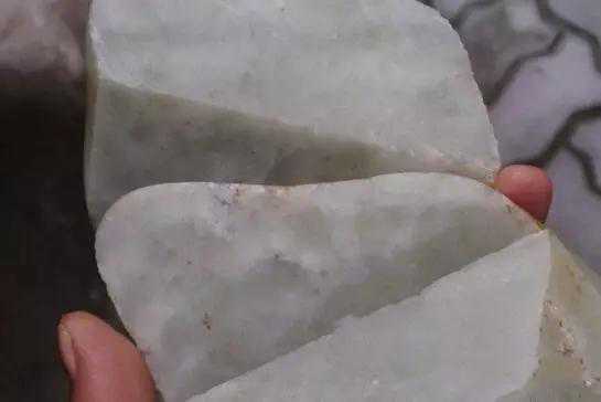 玉石中的僵花，是怎么形成的？