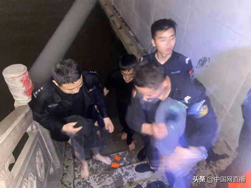 “别怕，警察来了！”临川三名特警跳河勇救落水男子