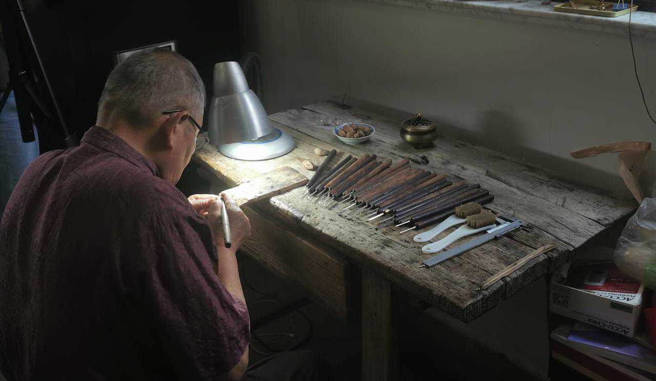 焕新非遗②｜直播引流，鬼斧神工的核雕技艺不是传说