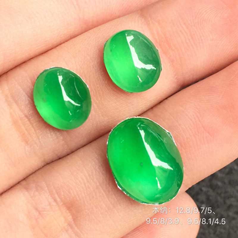 春翠氤氲入，玲珑紧相添——翡翠蛋面《春翠》鉴赏