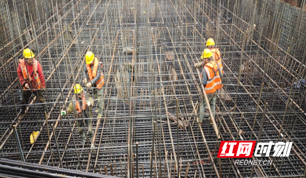 大桥扎根！“路桥湘军”水下修建百米“超高建筑”