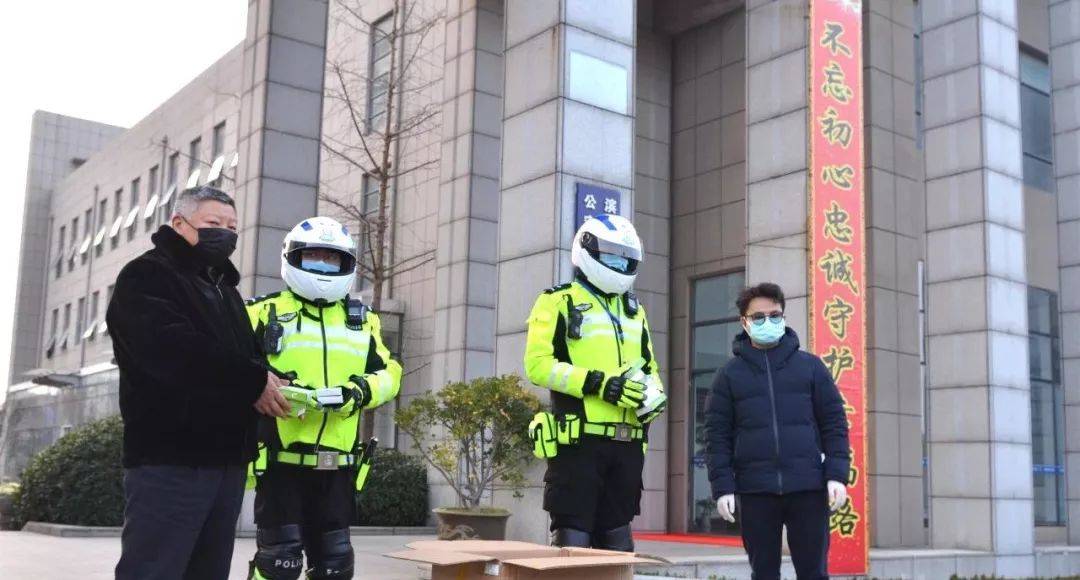 滨海爱心人士向一线交警捐赠口罩，助力抗击疫情