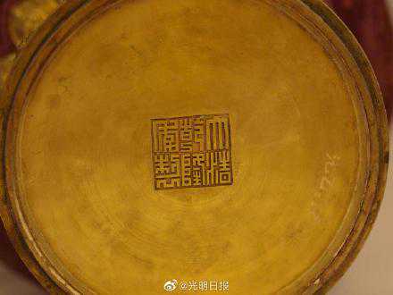 沈阳故宫展出乾隆款剔红开光山水人物纹龙耳瓶