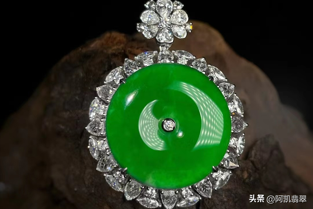 揭秘翡翠阳绿与辣绿，色彩的华美之争