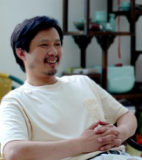 这只非遗技艺传承人亲制的龙泉青瓷杯到底有何魅力？能让著名收藏家捧在手心里？