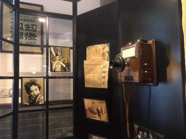 《繁花》热播后，这个收藏馆突然“爆棚”！红绿灯、公用电话亭、留声机……这里有老上海的故事