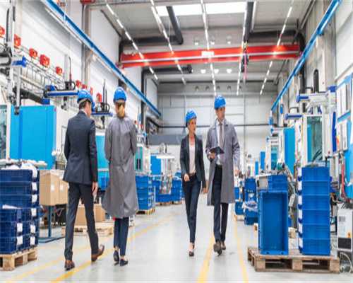 抽烟喝酒耍帅！汉密尔顿赛场失意无碍美国度假