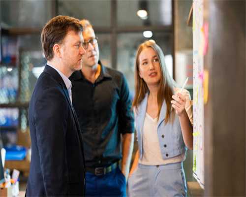 我收藏的邮票年册，这些年一直都跌跌不休，弄得我心慌慌